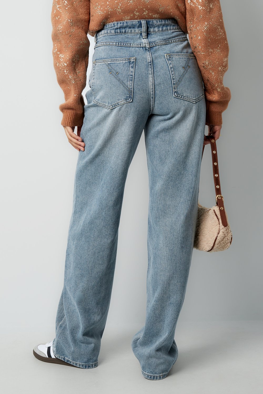 Jeans mit ausgestelltem Bein h5Bild9